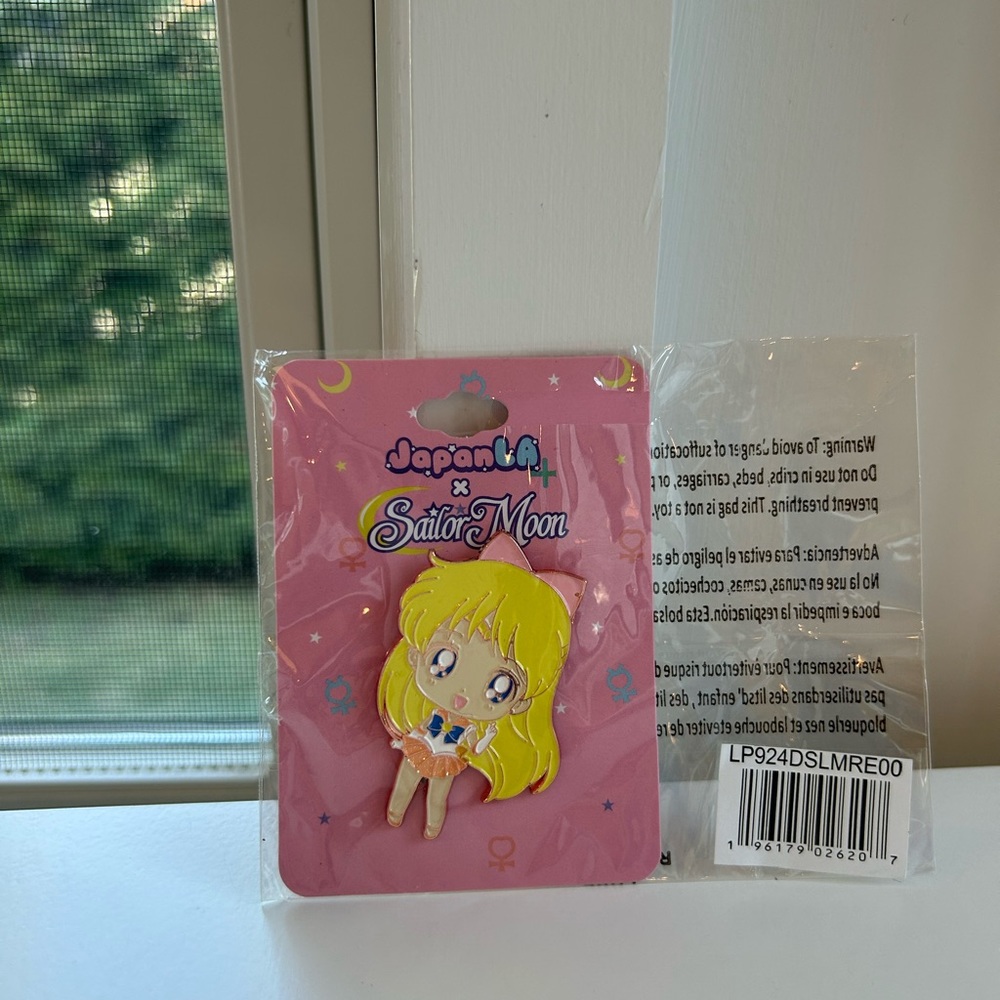 NWT sailor venus sailor moon enamel Pin japanla